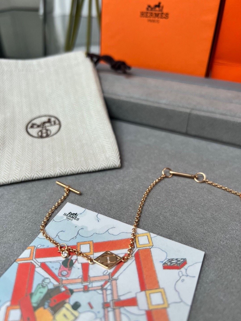 H**me5 necklaces